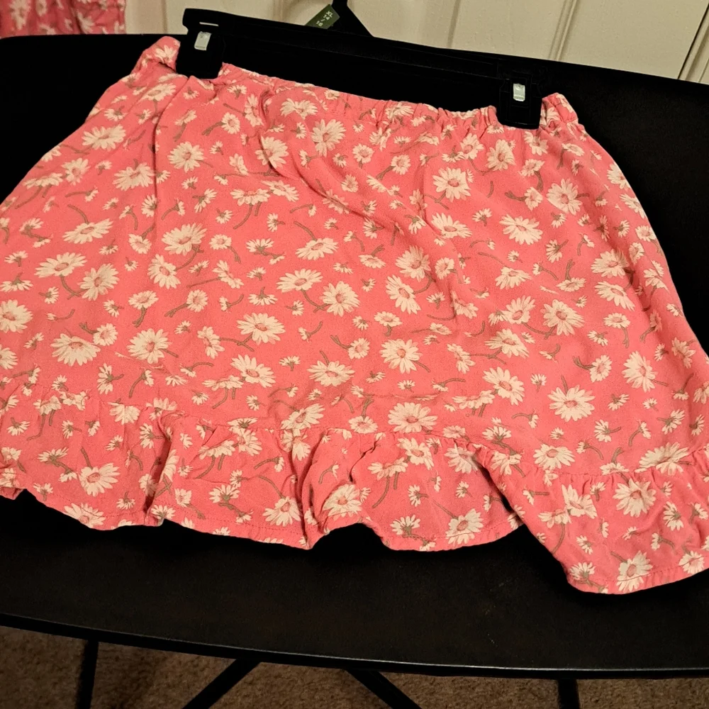 Childrens Place Girls Pink Floral Ruffle Top and Shorts Set, good preloved
